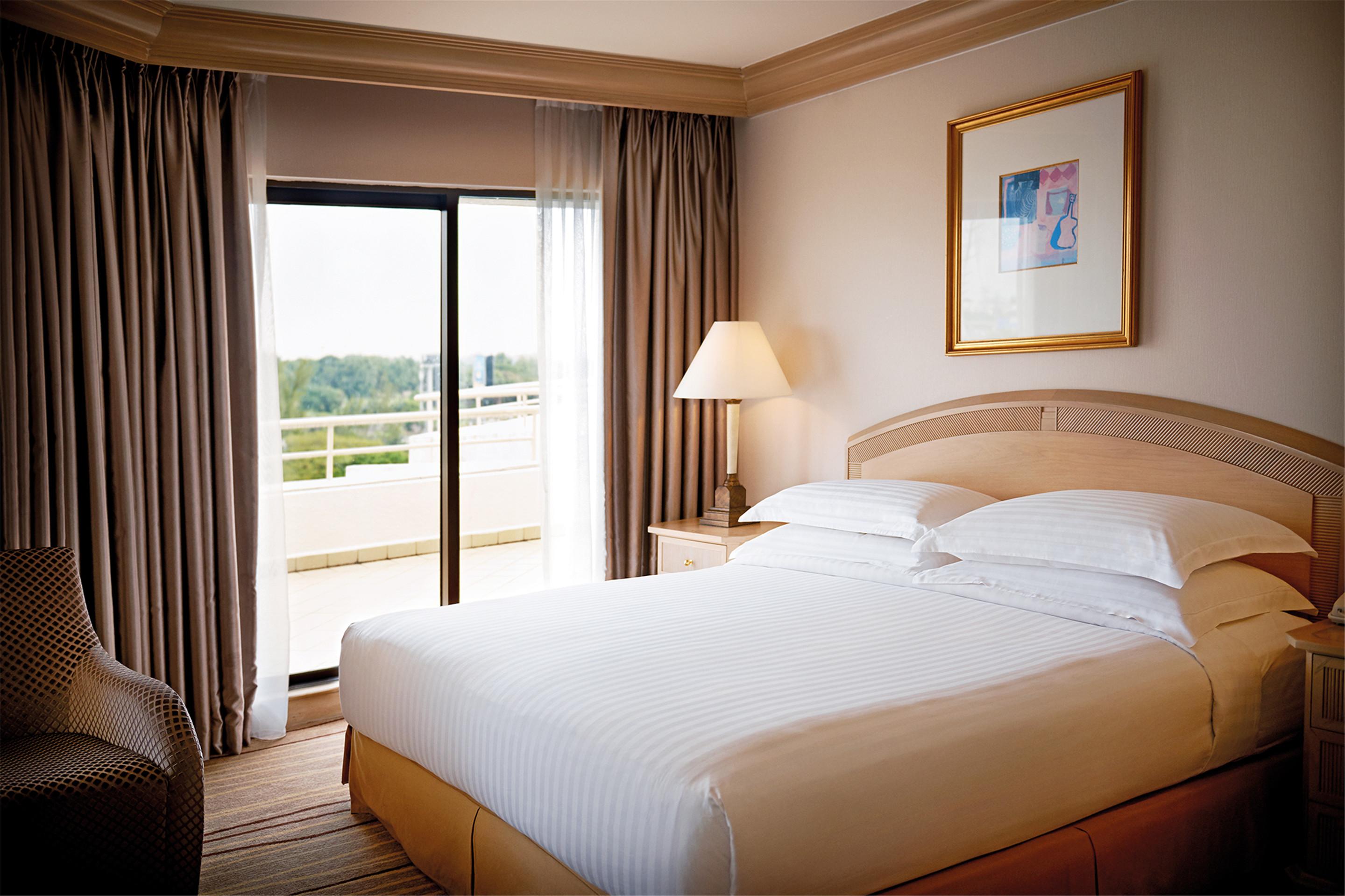 Dorsett Grand Subang Hotel Subang Jaya Εξωτερικό φωτογραφία A bedroom in a suite