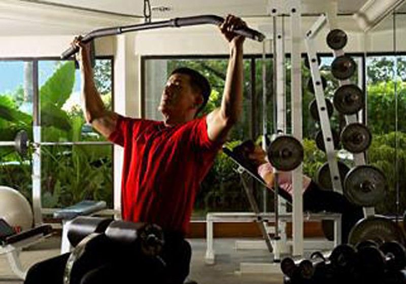 Dorsett Grand Subang Hotel Subang Jaya Ανέσεις φωτογραφία A man using a lat pulldown machine